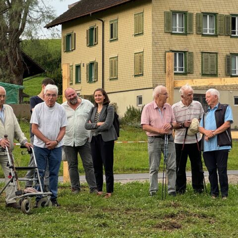 Zum Spatenstich kamen über 30 Personen zusammen, darunter auch einige SMB-Mitglieder.